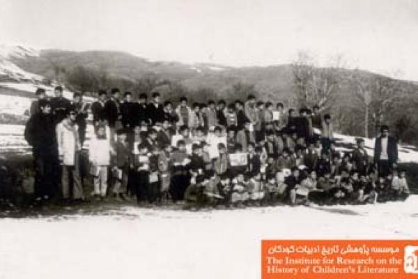 دانش آموزان و معلمان مدرسه‌ی روستای دیزج علیقلی بیک هشترود